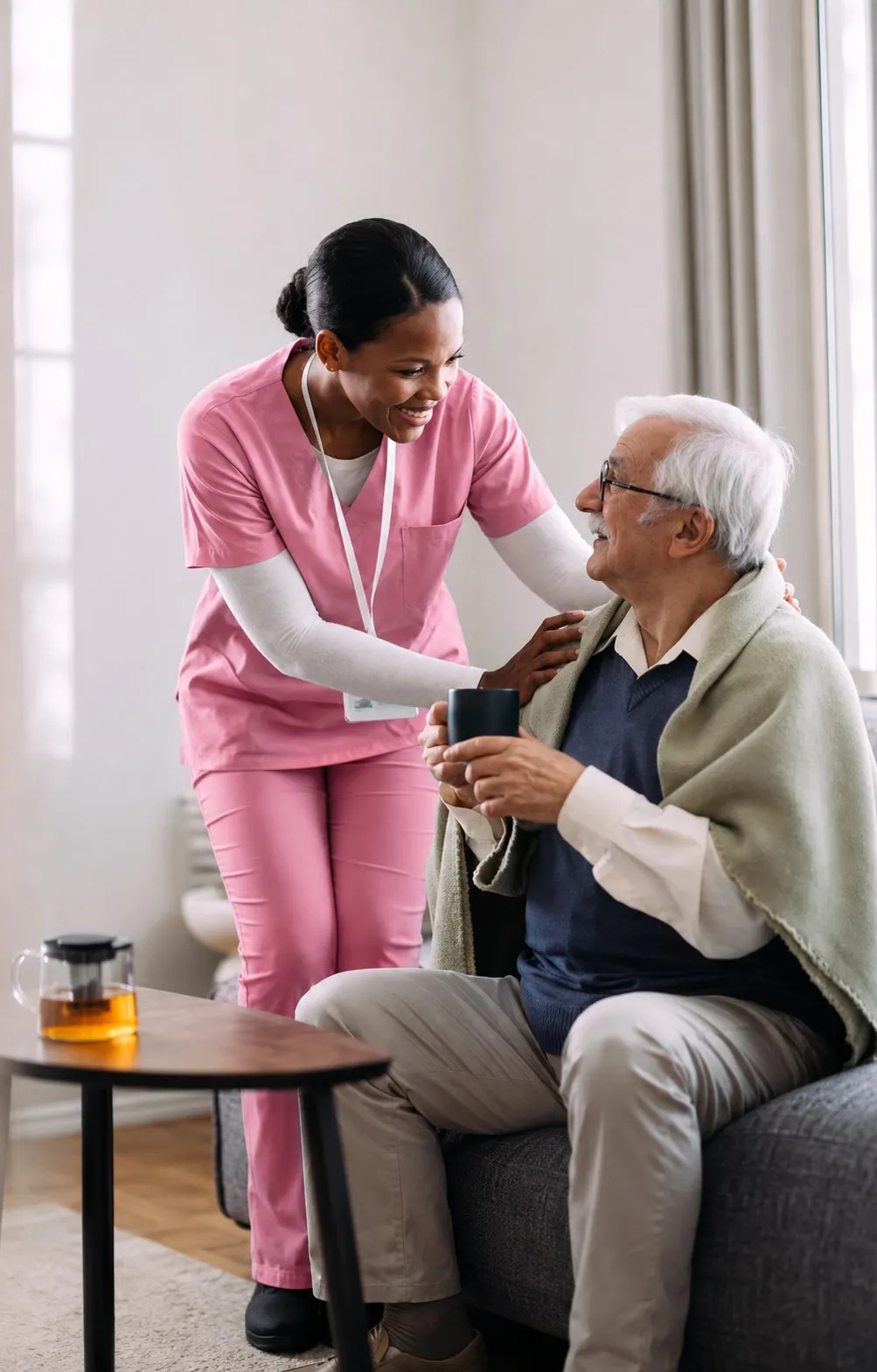 Gestion des traitements : une infirmière en soin à domicile